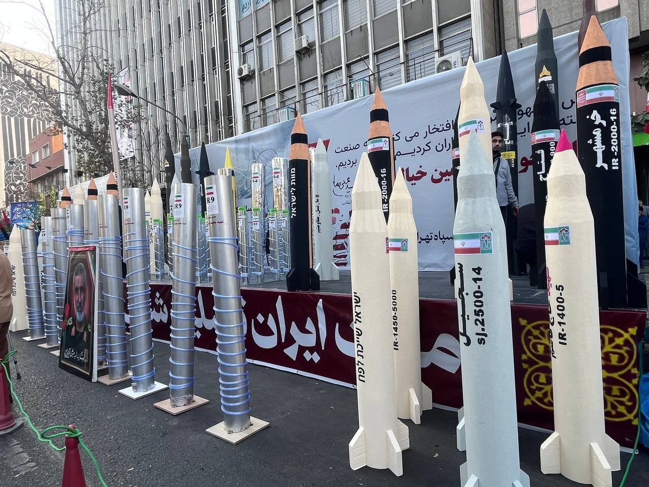 نمایش موشک و سانتریفیوژهای ایرانی در حاشیه راهپیمایی ۱۳ آبان | تصاویر