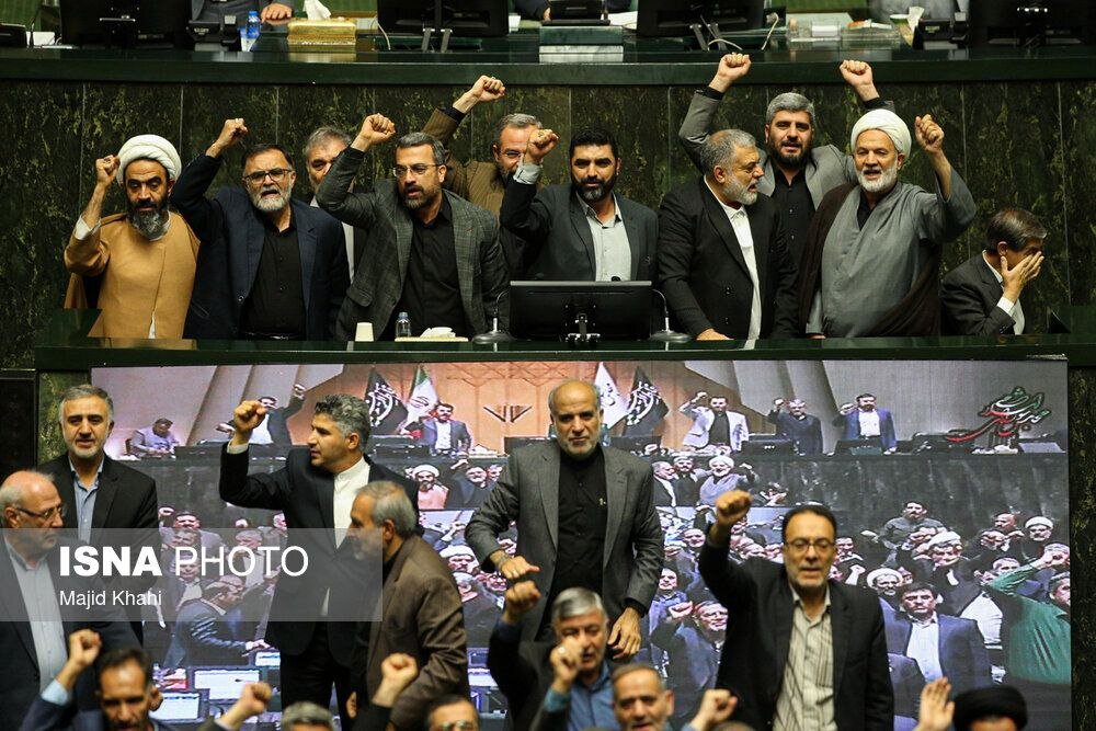 حال و هوای متفاوت امروز مجلس شورای اسلامی ؛ نمایندگان مجلس شعار مرگ بر آمریکا سر دادند | تصاویر