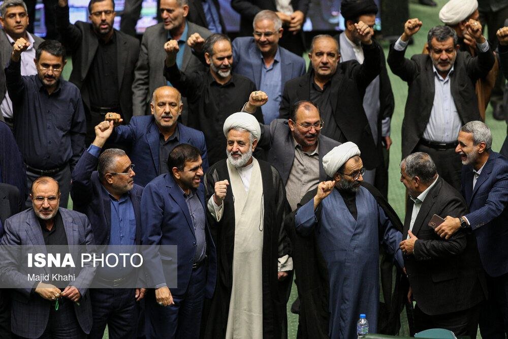 حال و هوای متفاوت امروز مجلس شورای اسلامی ؛ نمایندگان مجلس شعار مرگ بر آمریکا سر دادند | تصاویر