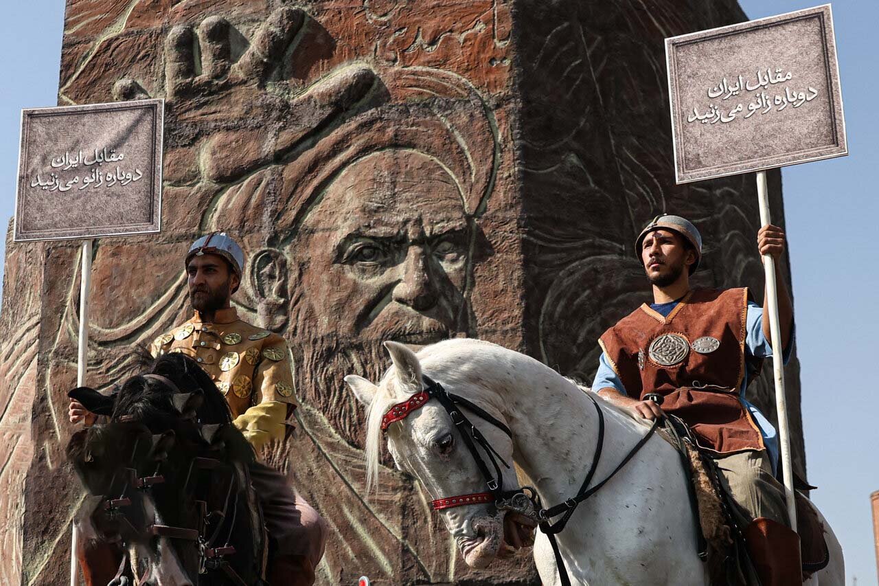 همشهری آنلاین – وقتی سربازان هخامنشی با اسب در خیابان انقلاب تهران رژه رفتند