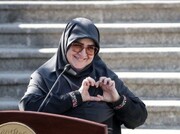 واکنش سخنگوی دولت به نشان دادن نماد قلب با دستانش | آن چیزی که نشان دادم کلیه بود! + ویدئو