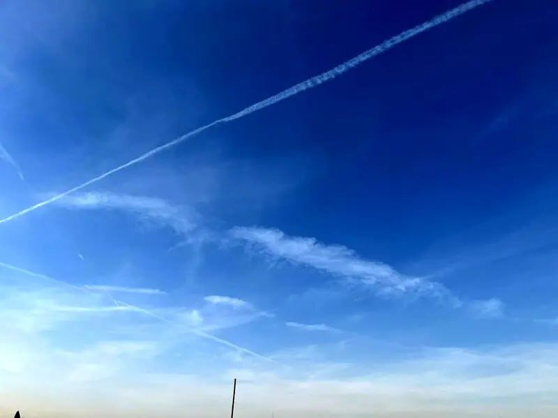 ابرهای خطی در آسمان تهران ؛ ماجرا چیست؟ | تصاویر