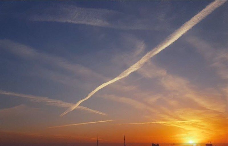 ابرهای خطی در آسمان تهران ؛ ماجرا چیست؟ | تصاویر