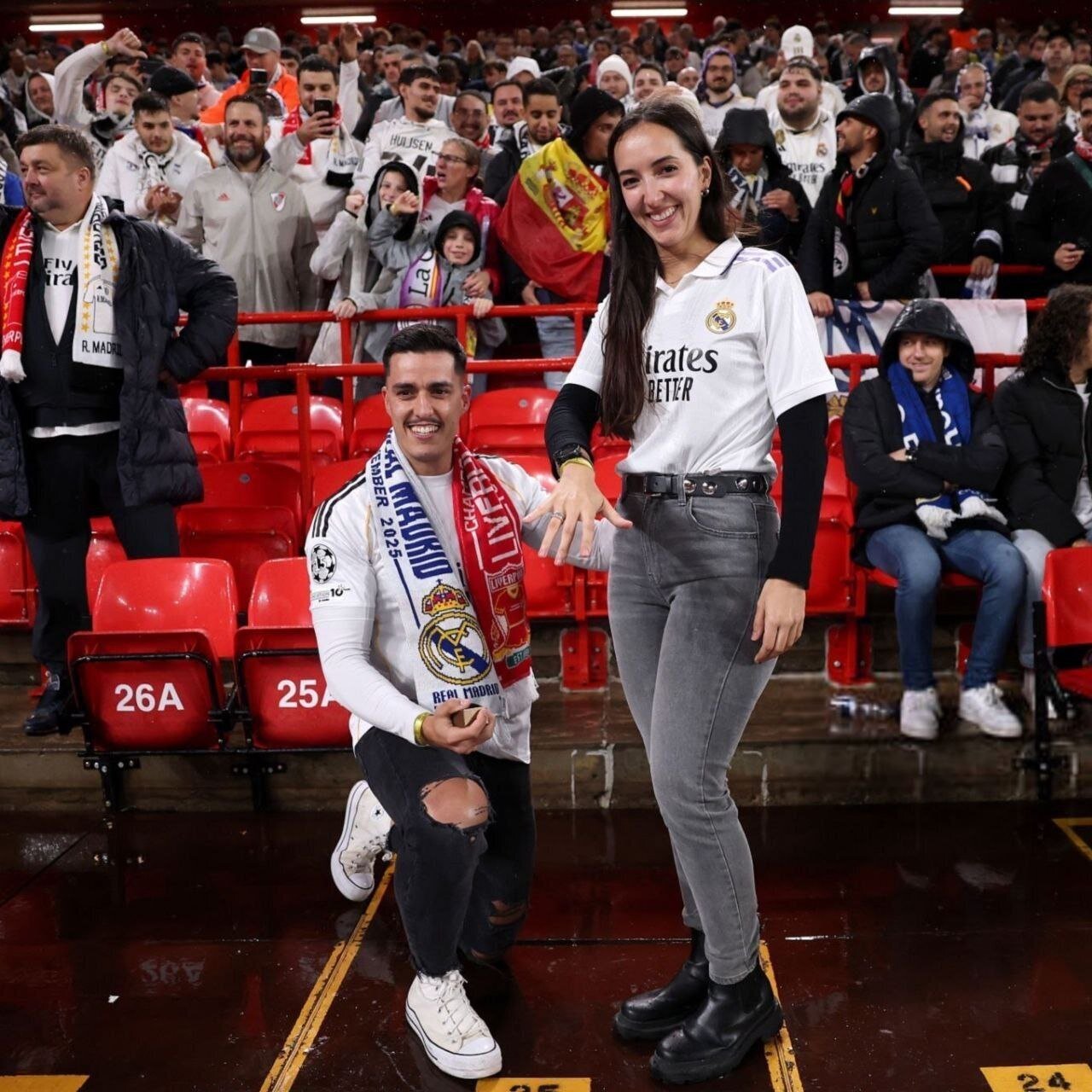 خواستگاری در حساسترین بازی لیگ قهرمانان اروپا! | تصاویر