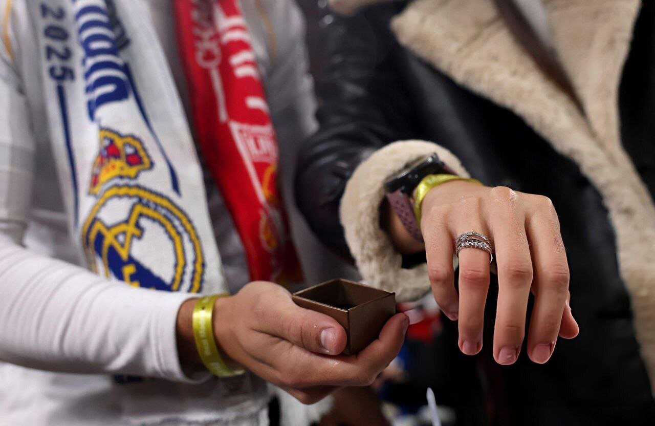 خواستگاری در حساسترین بازی لیگ قهرمانان اروپا! | تصاویر