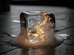 یک یخ در دمای اتاق! | کشف حیرت‌انگیز دانشمندان درباره‌ فاز جدید آب که قوانین فیزیک را به چالش می‌کشد