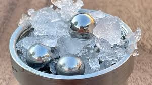 یک یخ در دمای اتاق! | کشف حیرت‌انگیز دانشمندان درباره‌ فاز جدید آب که قوانین فیزیک را به چالش می‌کشد