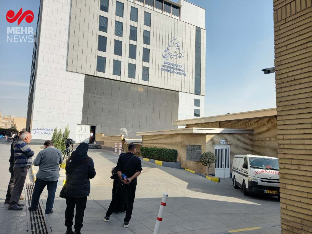 خبرنگاران در انتظار پیکر صابر | تصاویر