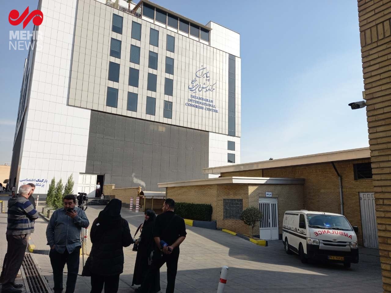 خبرنگاران در انتظار پیکر صابر | تصاویر