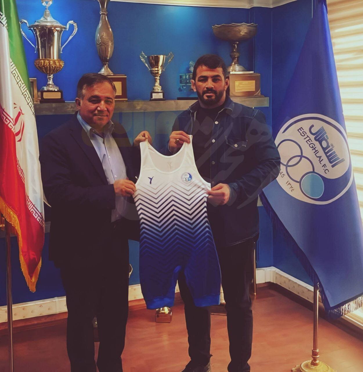 رسمی | حسن یزدانی با دوبنده استقلال عکس گرفت + عکس | مهمترین انتقال کشتی ایران