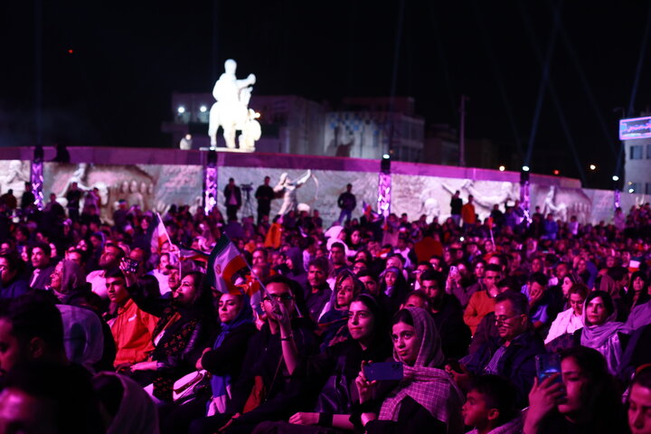 والرین مغلوب در میدان انقلاب زانو زد 2