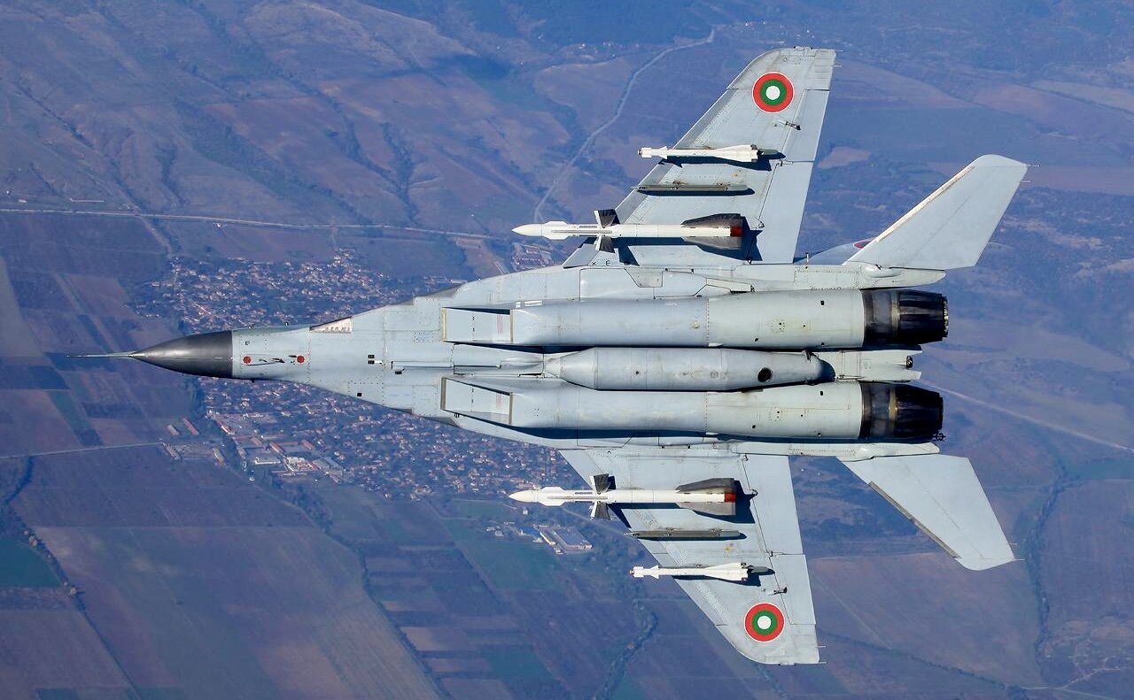 لحظه شلیک ۲ موشک «هارم» از میگ ۲۹ 