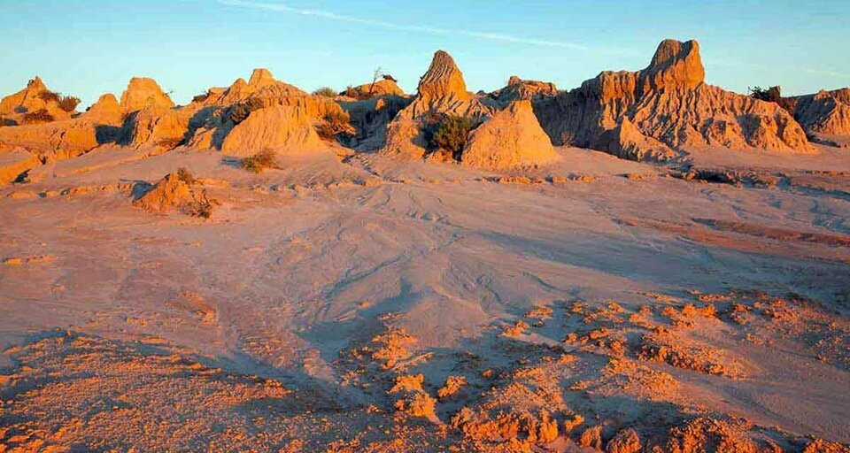 اسکلت ۴۰ هزار ساله‌ در کنار دریاچه باستانی | عکس