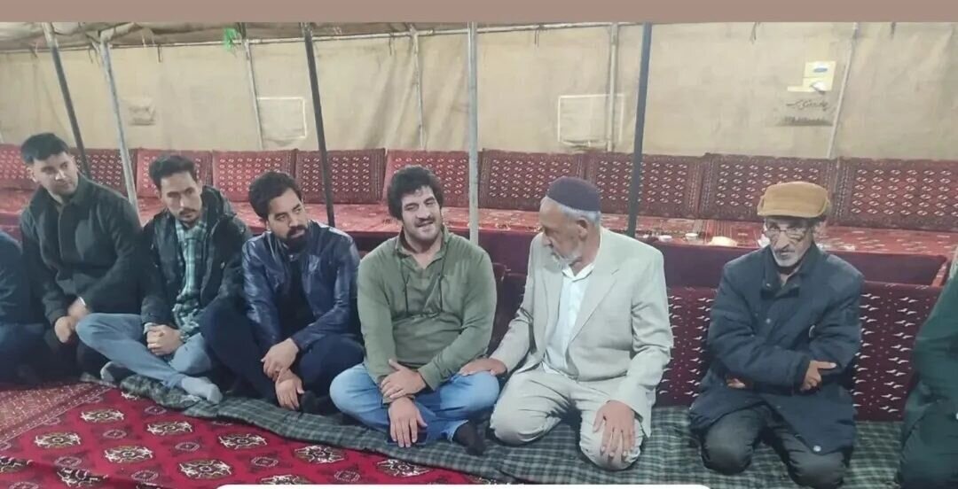 همشهری آنلاین – رسول خادم در کنار خانواده صابر کاظمی برای عرض تسلیت