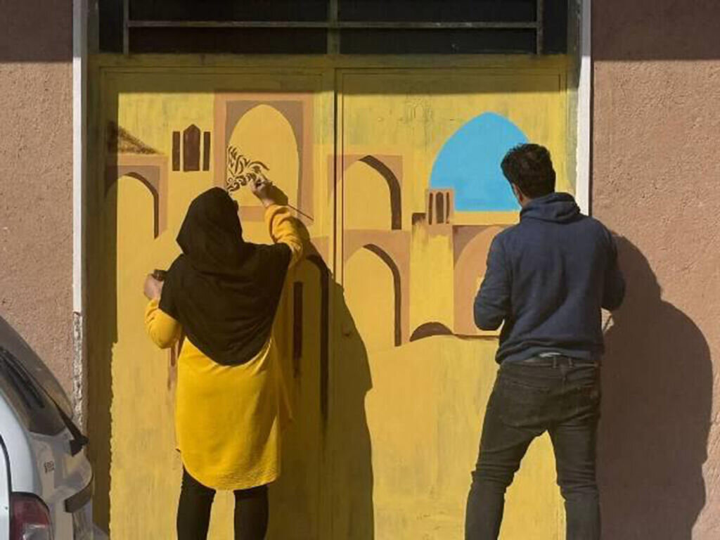 وقتی درهای قدیمی، بوم نقاشی میشوند