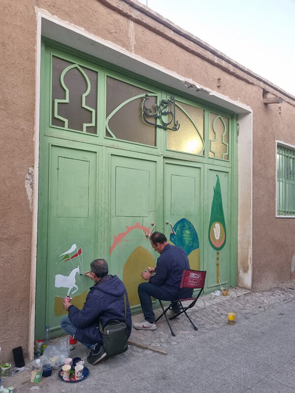 وقتی درهای قدیمی، بوم نقاشی میشوند