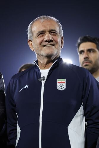 پزشکیان همراه با ملی‌پوشان فوتبال کشورمان پا به توپ شد