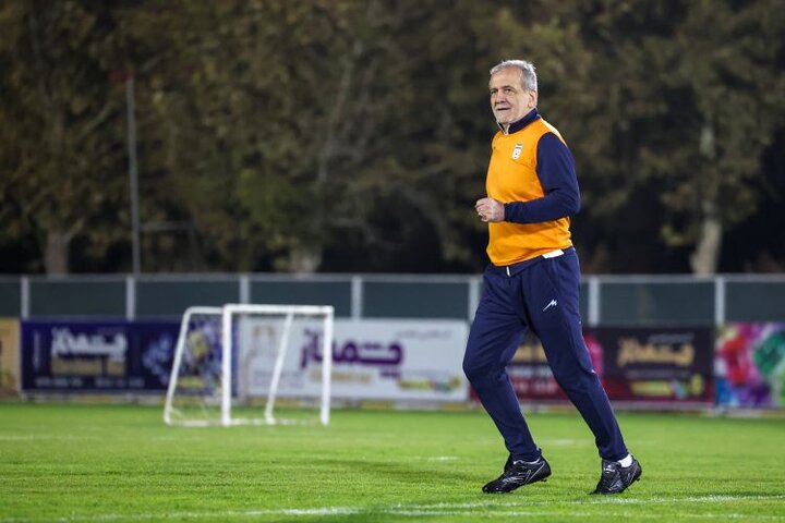 پزشکیان همراه با ملی‌پوشان فوتبال کشورمان پا به توپ شد