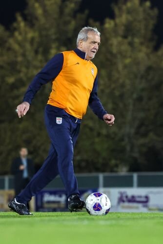 پزشکیان همراه با ملی‌پوشان فوتبال کشورمان پا به توپ شد