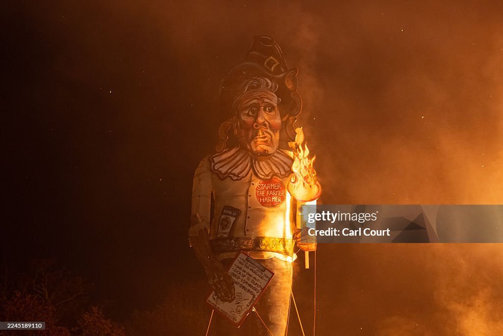 آتش زدن عروسک غول‌پیکر جناب نخست‌وزیر در یک جشن! | ویدئو