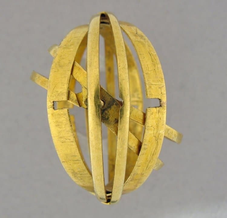 حلقه طلایی ۴۰۰ ساله با نمادهای مخفی حرکات افلاک | عکس