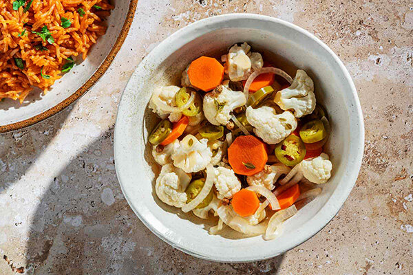 روش تهیه گل کلم شور خانگی ؛ نسبت آب و نمک در شور گل کلم | چرا گل کلم شور کپک می‌زند؟