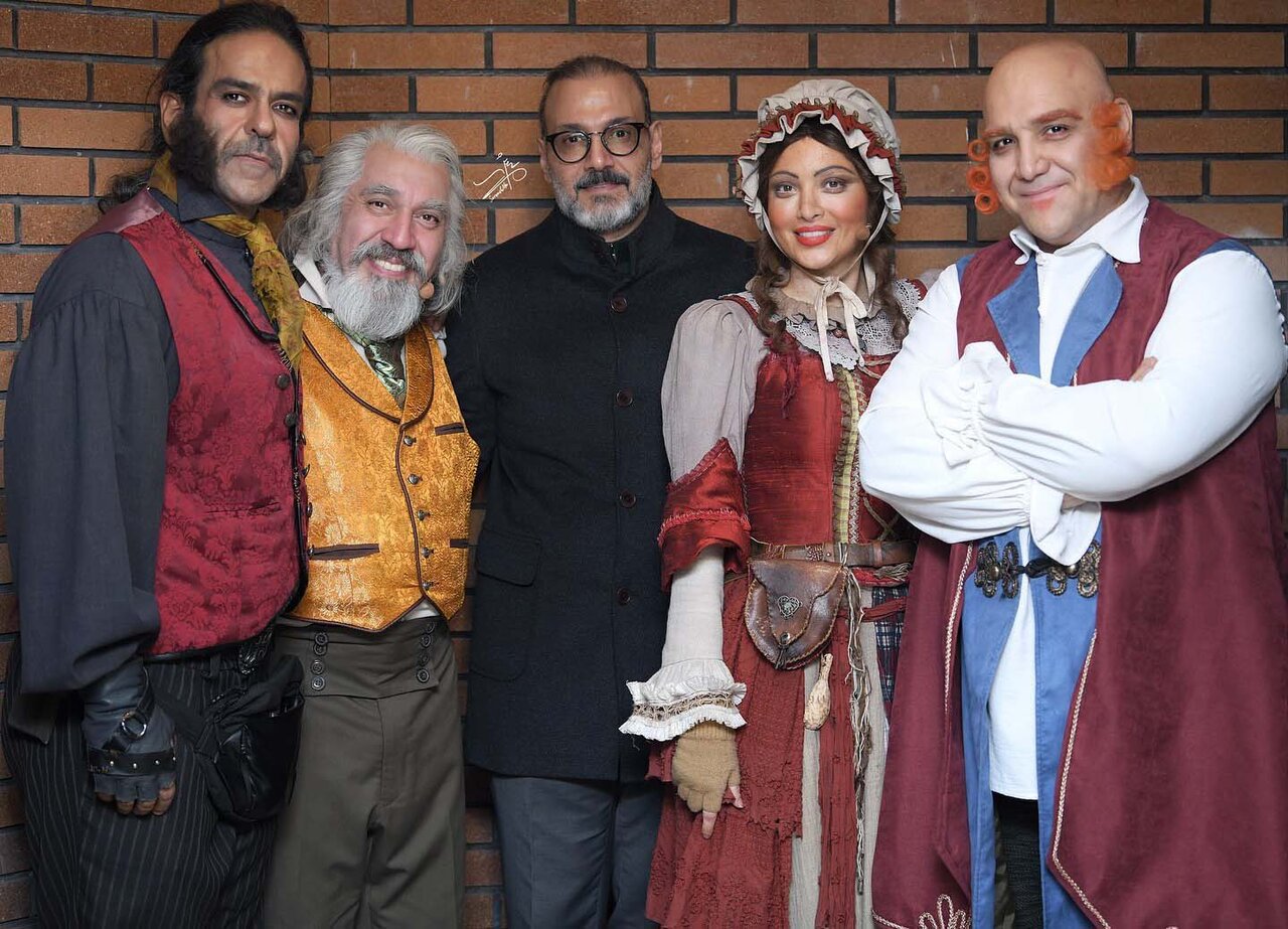 عکس های یادگاری علیرضا قربانی با بهنوش طباطبایی در لباس و گریم نمایش | تصاویر