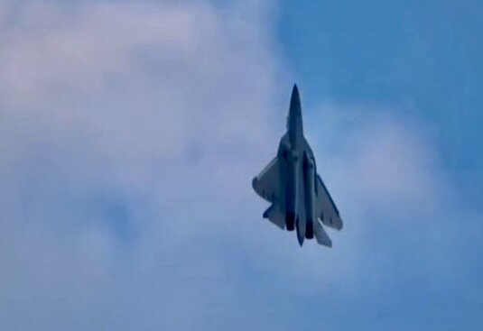 روسیه با جدیدترین نسخه جنگنده‌اش همه را غافلگیر کرد | خلبان افسانه‌ای سوخو ۵۷ جدید را قبل از نمایشگاه ۲۰۲۵ به پرواز درآورد؛ مانور زیبای او را ببینید