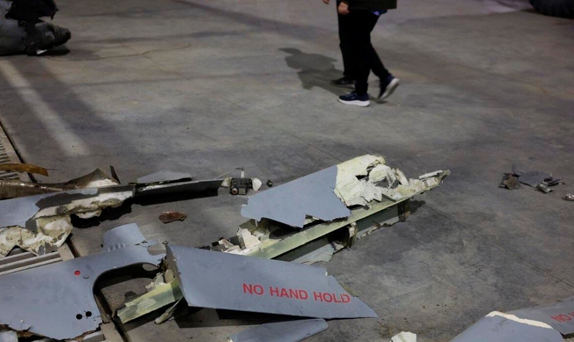 نمایش لاشه پهپادهای «هرون» و «هرمس» ارتش رژیم صهیونیستی در نمایشگاه دستاوردهای نیروی هوافضای سپاه لاشه پهپادهای هرون و هرمس ارتش رژیم صهیونیستی که در جنگ ۱۲ روزه توسط پدافند نیروی هوافضای سپاه سرنگون شدند، در نمایشگاه دستاوردهای این نیرو به نمایش درآمد. لاشه پهپادهای «هرون» و «هرمس» ارتش اسرائیل که در جنگ ۱۲ روزه مورد اصابت سامانههای پدافندی نیروی هوافضای سپاه پاسداران انقلاب اسلامی قرار گرفته و سرنگون شدند، در نمایشگاه دستاوردهای این نیرو به نمایش عمومی درآمده است. بر اساس گزارش منابع میدانی، دهها فروند از پهپادهای رژیم صهیونیستی از جمله پهپادهای پیشرفته هرمس و هرون در جنگ ۱۲ روزه توسط یگانهای پدافندی ارتش و سپاه پاسداران منهدم شد.