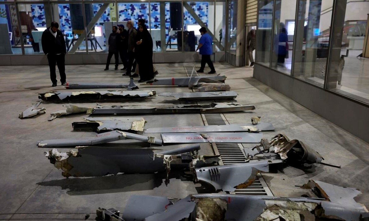 نمایش لاشه پهپادهای «هرون» و «هرمس» ارتش رژیم صهیونیستی در نمایشگاه دستاوردهای نیروی هوافضای سپاه لاشه پهپادهای هرون و هرمس ارتش رژیم صهیونیستی که در جنگ ۱۲ روزه توسط پدافند نیروی هوافضای سپاه سرنگون شدند، در نمایشگاه دستاوردهای این نیرو به نمایش درآمد. لاشه پهپادهای «هرون» و «هرمس» ارتش اسرائیل که در جنگ ۱۲ روزه مورد اصابت سامانههای پدافندی نیروی هوافضای سپاه پاسداران انقلاب اسلامی قرار گرفته و سرنگون شدند، در نمایشگاه دستاوردهای این نیرو به نمایش عمومی درآمده است. بر اساس گزارش منابع میدانی، دهها فروند از پهپادهای رژیم صهیونیستی از جمله پهپادهای پیشرفته هرمس و هرون در جنگ ۱۲ روزه توسط یگانهای پدافندی ارتش و سپاه پاسداران منهدم شد.