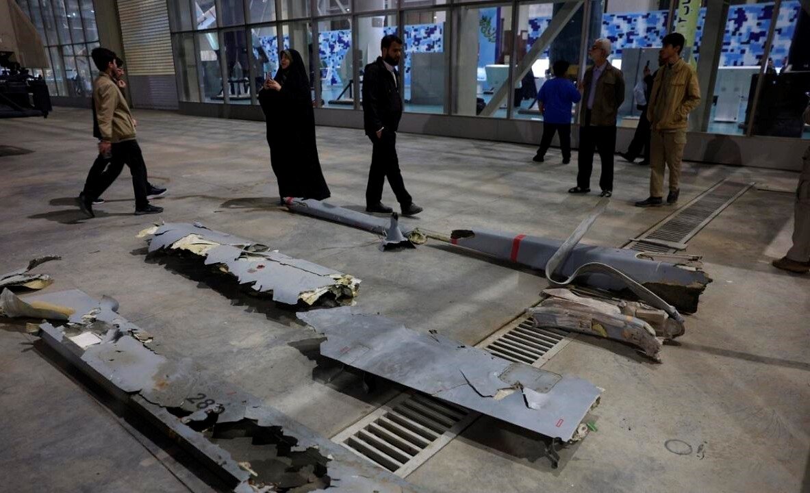 نمایش لاشه پهپادهای «هرون» و «هرمس» ارتش رژیم صهیونیستی در نمایشگاه دستاوردهای نیروی هوافضای سپاه لاشه پهپادهای هرون و هرمس ارتش رژیم صهیونیستی که در جنگ ۱۲ روزه توسط پدافند نیروی هوافضای سپاه سرنگون شدند، در نمایشگاه دستاوردهای این نیرو به نمایش درآمد. لاشه پهپادهای «هرون» و «هرمس» ارتش اسرائیل که در جنگ ۱۲ روزه مورد اصابت سامانههای پدافندی نیروی هوافضای سپاه پاسداران انقلاب اسلامی قرار گرفته و سرنگون شدند، در نمایشگاه دستاوردهای این نیرو به نمایش عمومی درآمده است. بر اساس گزارش منابع میدانی، دهها فروند از پهپادهای رژیم صهیونیستی از جمله پهپادهای پیشرفته هرمس و هرون در جنگ ۱۲ روزه توسط یگانهای پدافندی ارتش و سپاه پاسداران منهدم شد.