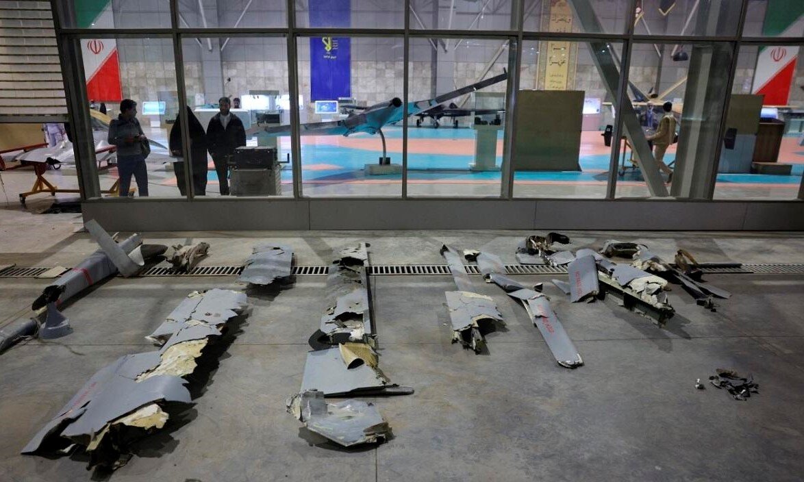 نمایش لاشه پهپادهای «هرون» و «هرمس» ارتش رژیم صهیونیستی در نمایشگاه دستاوردهای نیروی هوافضای سپاه لاشه پهپادهای هرون و هرمس ارتش رژیم صهیونیستی که در جنگ ۱۲ روزه توسط پدافند نیروی هوافضای سپاه سرنگون شدند، در نمایشگاه دستاوردهای این نیرو به نمایش درآمد. لاشه پهپادهای «هرون» و «هرمس» ارتش اسرائیل که در جنگ ۱۲ روزه مورد اصابت سامانههای پدافندی نیروی هوافضای سپاه پاسداران انقلاب اسلامی قرار گرفته و سرنگون شدند، در نمایشگاه دستاوردهای این نیرو به نمایش عمومی درآمده است. بر اساس گزارش منابع میدانی، دهها فروند از پهپادهای رژیم صهیونیستی از جمله پهپادهای پیشرفته هرمس و هرون در جنگ ۱۲ روزه توسط یگانهای پدافندی ارتش و سپاه پاسداران منهدم شد.