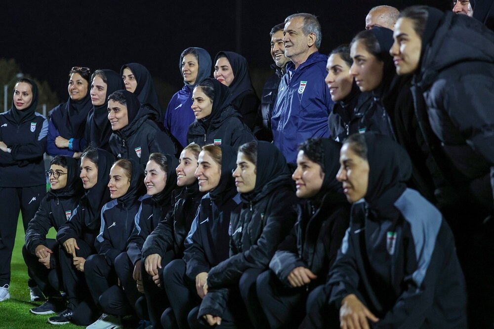 عکس یادگاری پزشکیان با دختران فوتسالیست | تصاویر