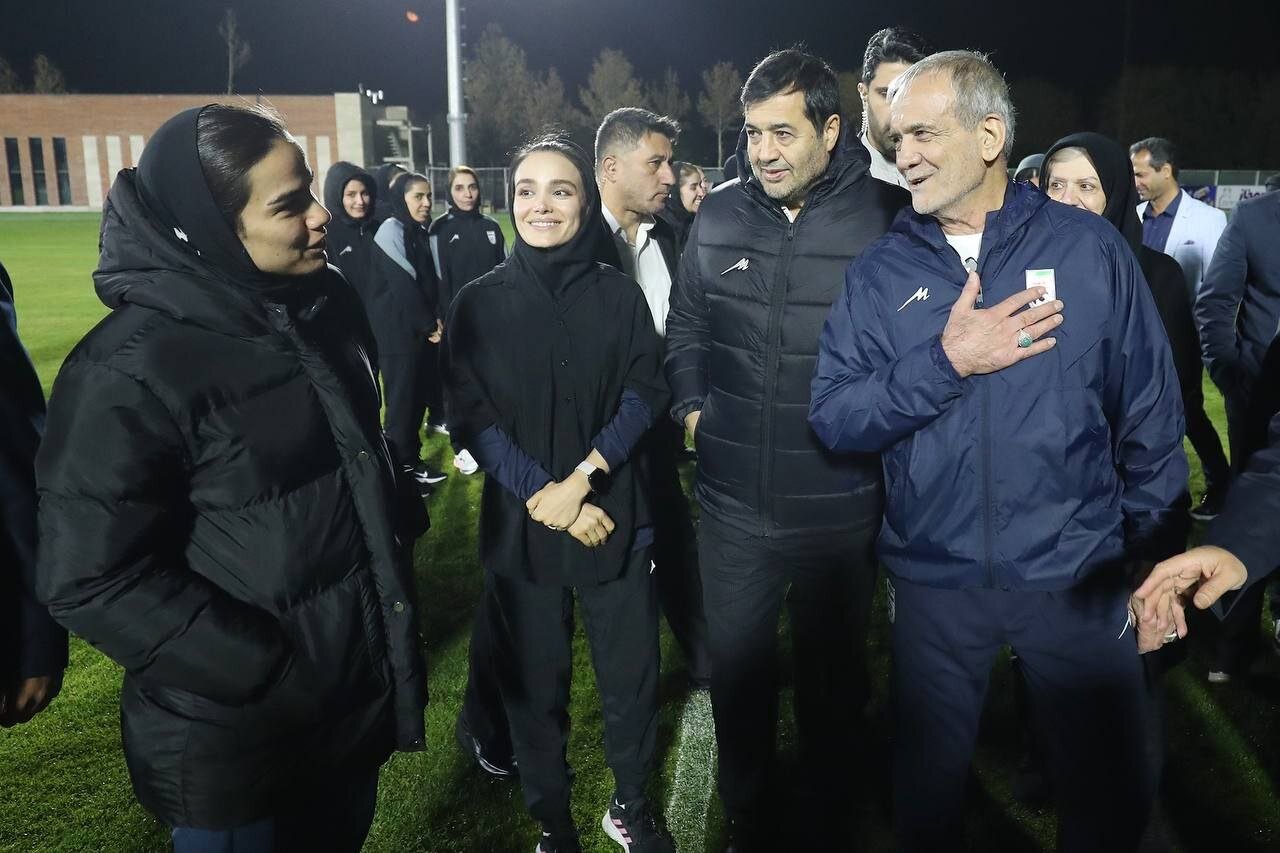 عکس یادگاری پزشکیان با دختران فوتسالیست | تصاویر