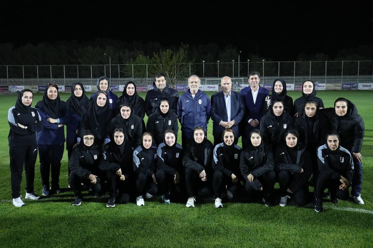 عکس یادگاری پزشکیان با دختران فوتسالیست | تصاویر