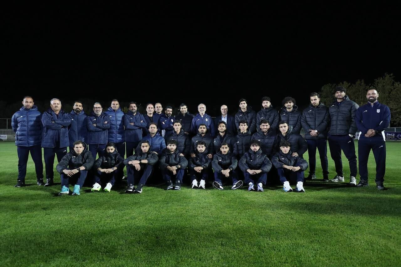 عکس یادگاری پزشکیان با دختران فوتسالیست | تصاویر