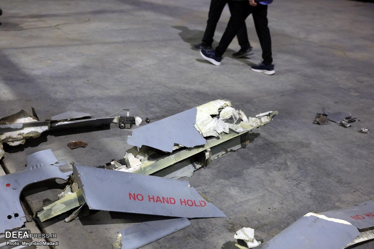 لاشه پهپادهای اسرائیلی در نمایشگاه سپاه | تصاویر