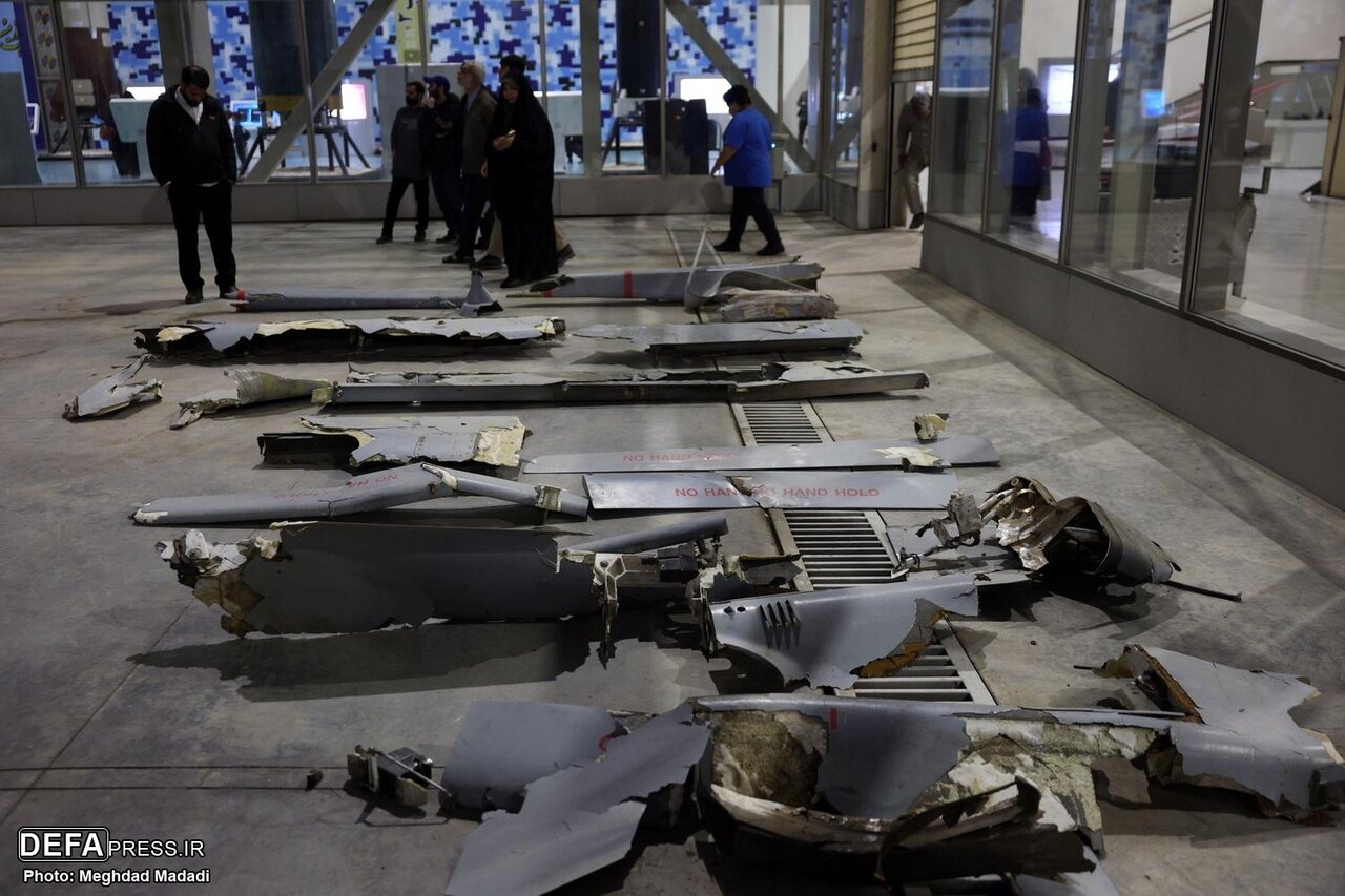 لاشه پهپادهای اسرائیلی در نمایشگاه سپاه | تصاویر