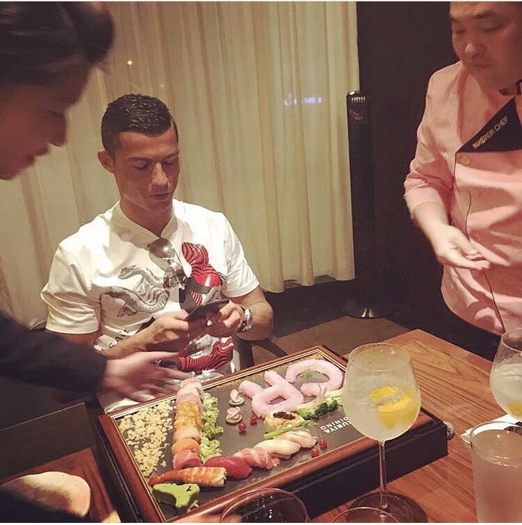 گرانترین غذای تاریخ ؛ ۴۵۰،۰۰۰،۰۰۰،۰۰۰ تومان ؛ رونالدو و جنیفر لوپز آن را خوردند + عکس