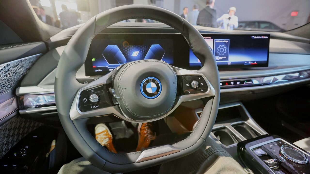 کابینِ دیجیتال و رانندگی نیمه فضایی، از پانامرا هیبرید تا مرسدس EQS | رقابت داغ برندهای لوکس برای سلطه بر آینده حملونقل