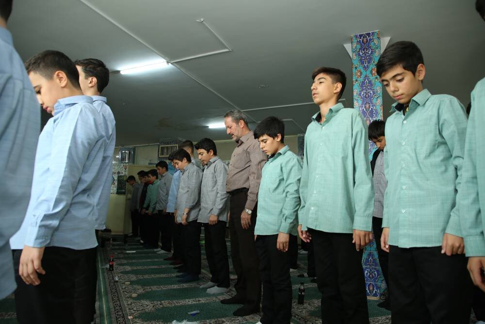 نجات آینده در حاشیه تهران | این مدیر مدرسه مراقب فرزندان ایران است