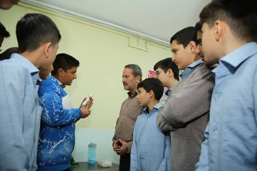 نجات آینده در حاشیه تهران | این مدیر مدرسه مراقب فرزندان ایران است