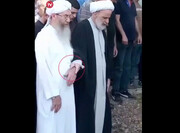 اقدام بی‌سابقه یک عالم اهل سنت در نماز میّت + ویدئو | برخورد تحسین‌برانگیز روحانی شیعه‌ را ببینید