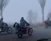 لحظه ورود سربازان روسی به اوکراین با موتورسیکلت! + فیلم