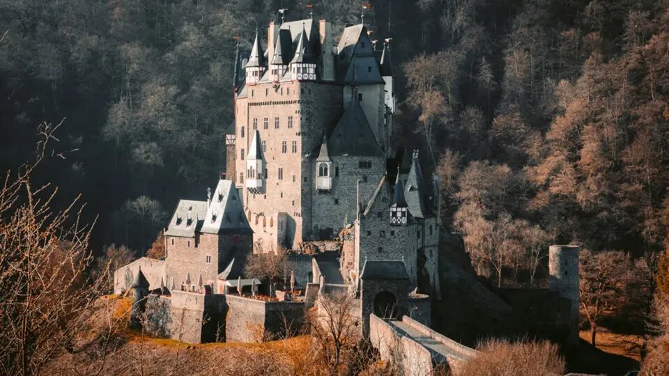 این قلعۀ تاریخی ۳۴ نسل را به خود دیده است! | عکس