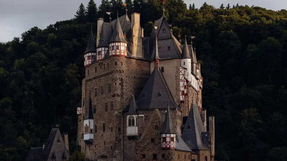 این قلعۀ تاریخی ۳۴ نسل را به خود دیده است! | عکس