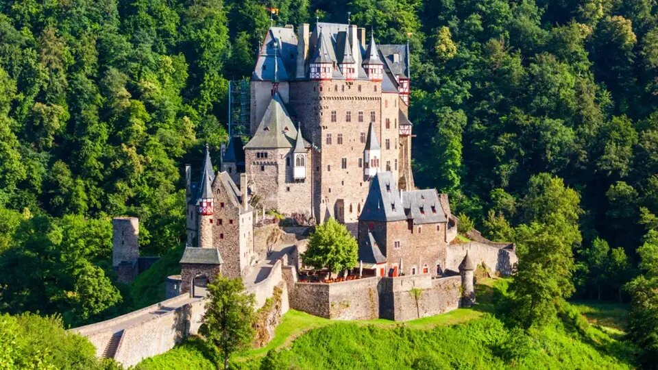 این قلعۀ تاریخی ۳۴ نسل را به خود دیده است! | عکس