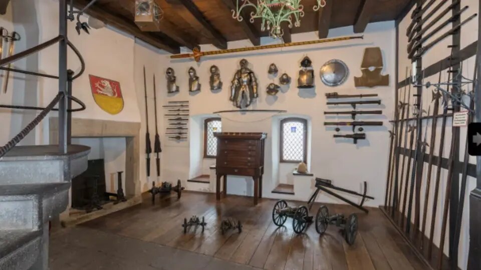 این قلعۀ تاریخی ۳۴ نسل را به خود دیده است! | عکس