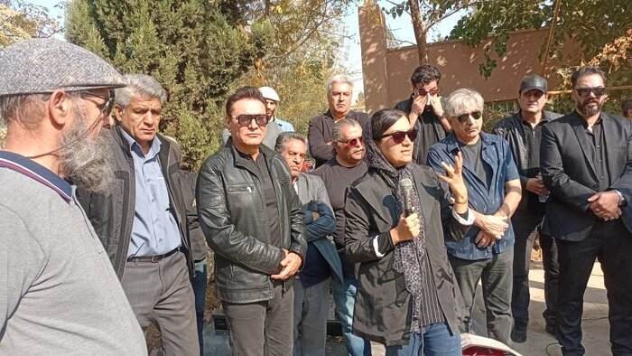 کنایه آقای بازیگر به مهران احمدی | در مراسم وداع با پیکر کارگردان سریال‌های خاطره انگیز تلویزیونی چه گذشت؟ | ببینید