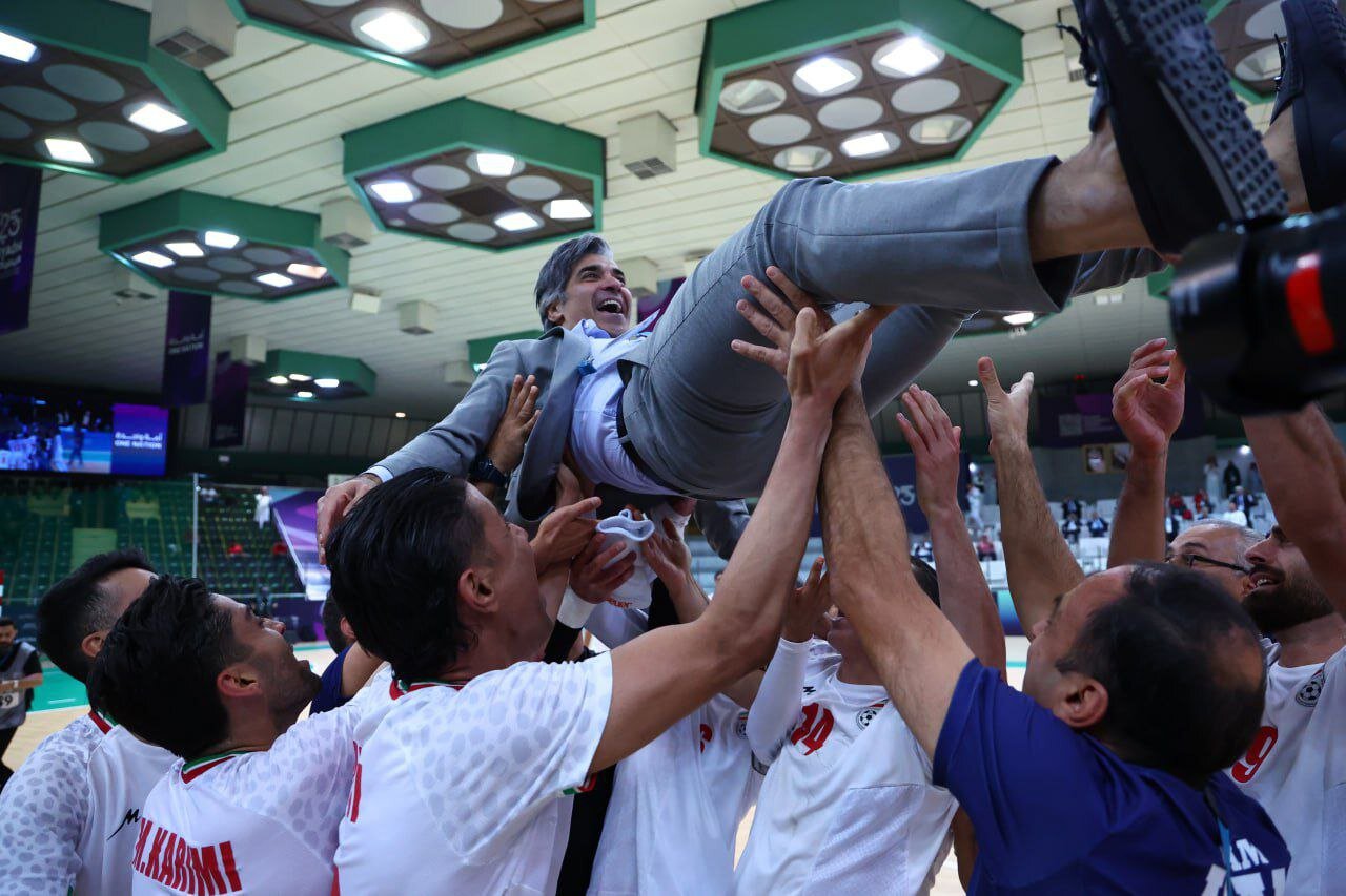 خوشحالی عجیب و سینه‌خیز شاگردان شمسایی | سرمربی تیم ملی روی هوا بعد از قهرمانی |  تصاویر